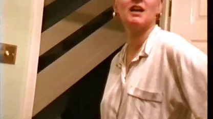 Cutie dringt Ihre enge Muschi und pornos mit reifen deutschen frauen Arsch